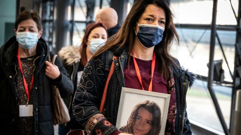 La mère de Maëlys, Jennifer Cleyet-Marrel, porte un portrait de sa fille à son arrivée au palais de justice de Grenoble le 1er février 2022