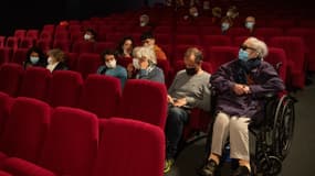 Des spectateurs au cinéma de Belle-Île-en-Mer (Morbihan) au premier jour de la réouverture des salles obscures, le 20 mai 2021.