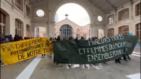 Une centaine de jeunes migrants s'est installée au Centquatre à Paris.