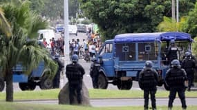 Des gilets jaunes et des groupes de jeunes face aux forces de l'ordre ce mercredi 21 novembre à La Réunion. 