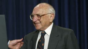 Cette photo d'archive du 09 mai 2002 montre le président américain George W. Bush (à gauche) saluant Milton Friedman (à droite), lauréat du prix Nobel d'économie 1976, lors d'un événement à la Maison Blanche, à Washington.
