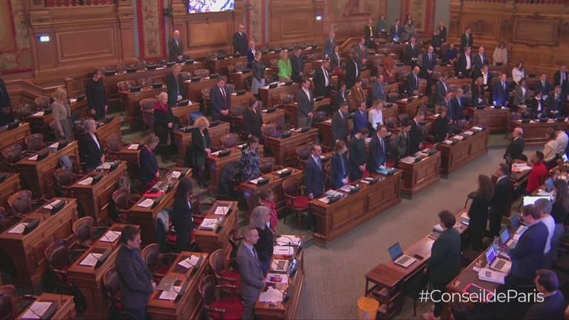 Le conseil de Paris lors de la minute de silence en hommage à Dominique Bernard, le 14 novembre 2023.