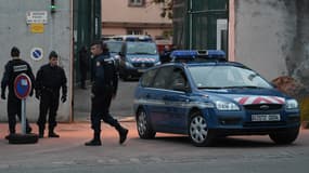 Des gendarmes devant la prison d'Ensisheim, après la prise d'otage.