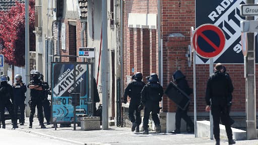 Les membres du RAID lors de l'assaut des locaux de la radio, jeudi.