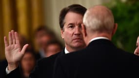 Brett Kavanaugh prête serment pour entrer à la Cour suprême, le 9 octobre 2018.