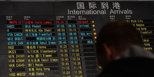 A l'aéroport de Pékin, l'avion a été affiché pendant de longues heures comme "retardé".