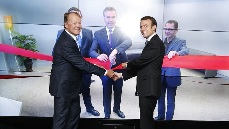 L'ancien PDG de Cisco John Chambers et le ministre de l'Économie Emmanuel Macron lors de l'inauguration, par vidéoconférence, du Paris Cisco Innovation Research Lab, le 8 octobre 2015.