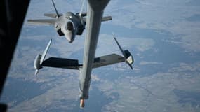 Un avion F-35 de l'US Air Force est ravitaillé par un avion KC-10 Extender, dans une photo du 24 février 2022, fournie par le département américain de la Défense