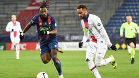 Neymar devant Steeve Yago