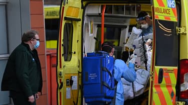 Un ambulancier décharge un patient d'une ambulance devant le Royal London Hospital, dans l'est de Londres, le 6 janvier 2021.