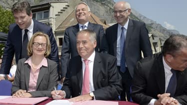 Jean-Marc Ayrault et Arnaud Montebourg étaient présents lors de la signature de l'accord de reprise des sites à Saint-Jean-de-maurienne le 13 juillet 2013.