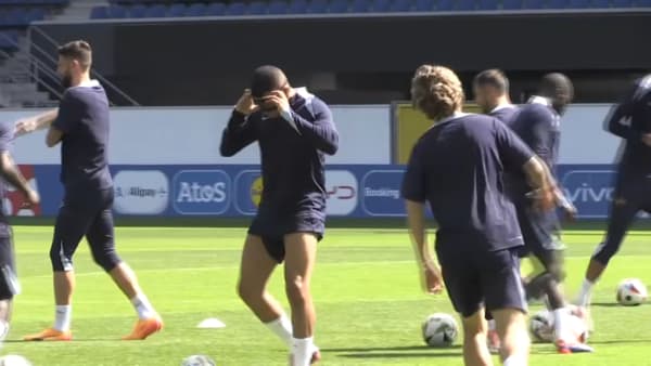 Kylian Mbappé touche son masque à l'entraînement, le 24 juin 2024