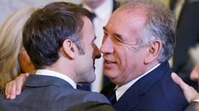 Le président français Emmanuel Macron (g) discute avec le maire de Pau et patron du MoDem François Bayrou au palais de l'Elysée, à Paris, le 22 novembre 2023