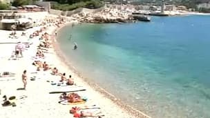 Les vacances d'été sont jugées trop longues, mais ont le mérite de faire tourner l’économie.