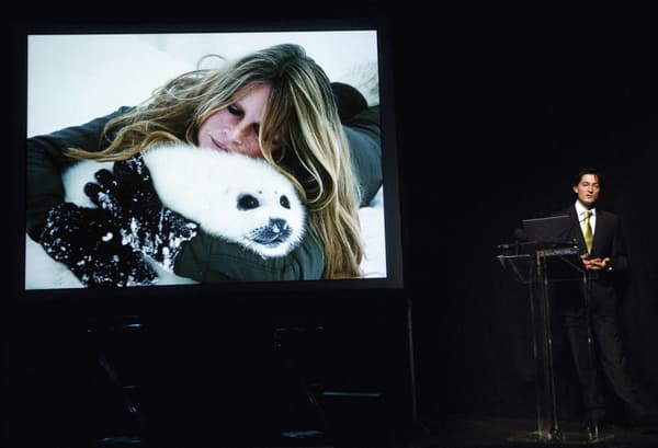 La célèbre photo, présentée lors d'une conférence de Christophe Marie, directeur adjoint de la Fondation Brigitte Bardot (2006)