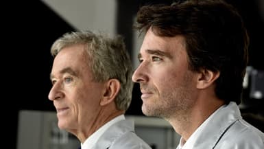 Bernard Arnault et son fils Antoine Arnault en en octobre 2017, à la maison de cognac Hennessy, à Salles-d'Angles.