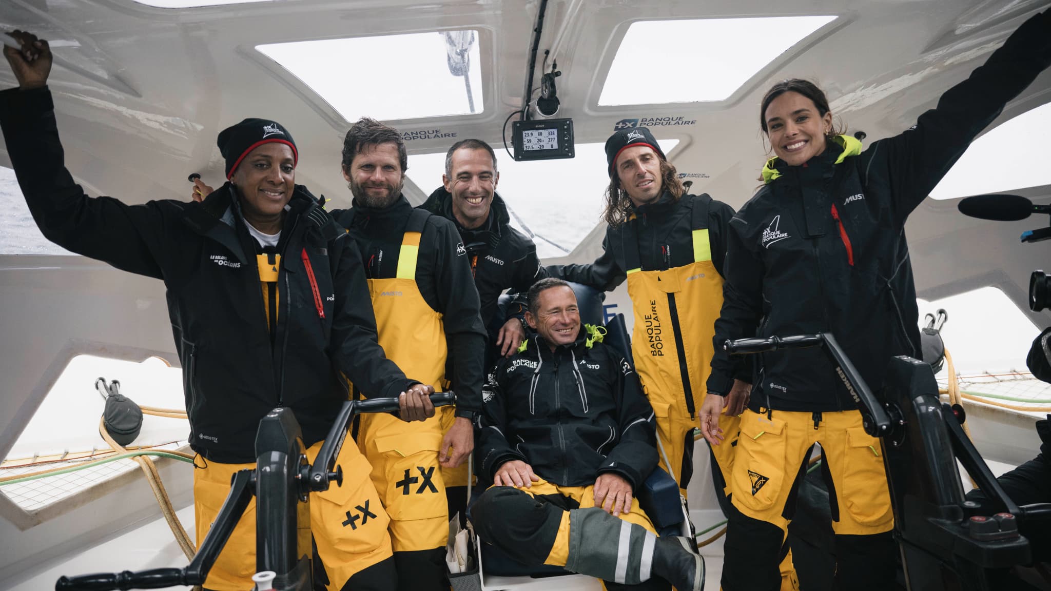 L’équipage du Relais des Océans avec Marie-José Pérec, Alexis Michalik, Armel Le Cléach, Sébastien Josse, Hugo Roellinger et Marine Lorphelin, juin 2024