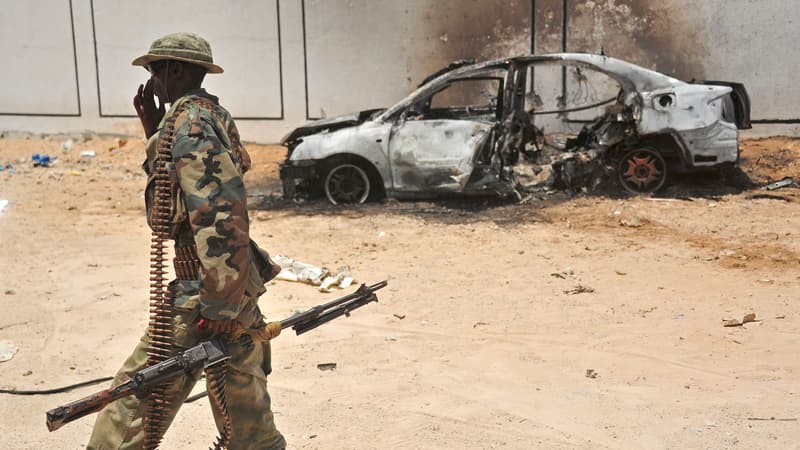 Un soldat somalien patrouille près d'une carcasse de voiture utilisée par les islamistes shebab (photo d'illustration).