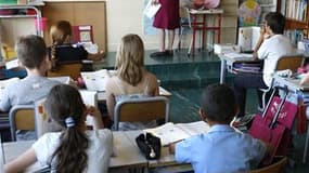 Nicolas Sarkozy s'est prononcé lundi pour une "revalorisation d'urgence" des enseignants et une redéfinition de leur métier qui passerait par une augmentation des heures de présence, tout en se refusant à augmenter leur nombre. /Photo d'archives/REUTERS/C
