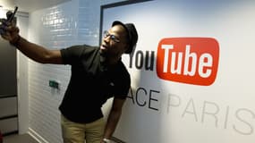 YouTube est tellement proche des internautes qu'ils n'hésitent pas à faire des selfies avec ses publicités.