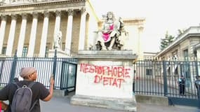 La statue de Colbert devant l'Assemblée nationale a été taguée ce mardi vers 20h30 et aspergée de colorant rose. Un homme a immédiatement été interpellé. L'action a été revendiquée par l'association "Brigade anti-negrophobie". Ses membres disent avoir voulu attaquer cette statue symbolique de l'auteur du "Code Noir".