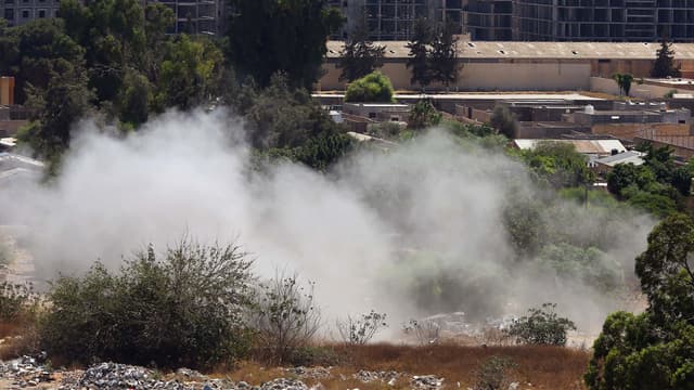 De la fumée près d'une route qui mène à l'aéroport de Tripoli, le 20 juillet 2014.