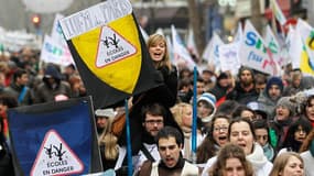 Dans le cortège parisien. La grève de mardi dans les écoles, collèges et lycées de France est peu suivie selon le ministère de l'Education nationale, mais les syndicats affirment qu'il s'agit d'un succès, notamment dans le second degré. Plusieurs syndicat