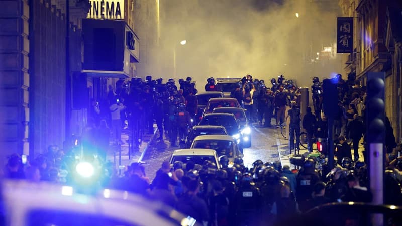 Les forces de l'ordre face à des manifestants près des Champs Elysées dans la nuit de samedi à dimanche à Paris.