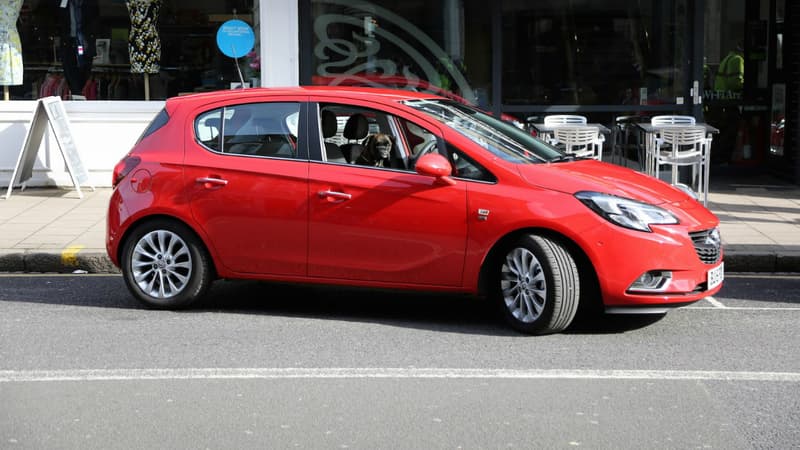 L'Advanced Park Assist permet à l'Opel Corsa de se garer sans avoir à toucher le volant. Même un chien peut y arriver !