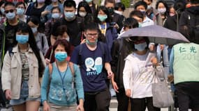 Des personnes dans une rue de Taipei, le 31 mars 2021 à Taïwan