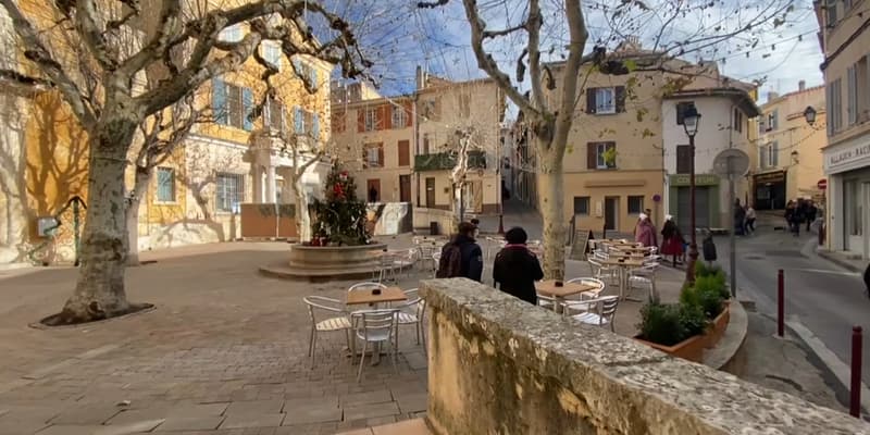 La commune d'Allauch accueille les tournages de la série "Plus Belle la Vie", qui utilise des plans de la place de l'hôtel de ville pour les scènes extérieures.