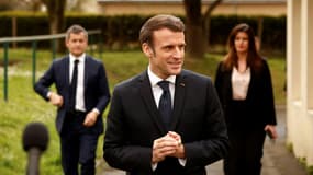 Emmanuel Macron, accompagné du ministre de l'Intérieur Gérald Darmanin et de la ministre de la Citoyenneté Marlène Schiappa lors de la visite d'un camp de réfugués ukrainiens à La Pommeraye (Maine-et-Loire) le 15 mars 2022