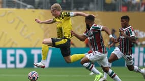 Julian Brandt (Borussia Dortmund) face à Samuel Xavier (Fluminense) lors de la Coupe du monde des clubs, le 17 juin 2025.