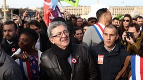 Le leader de la France insoumise, Jean-Luc Mélenchon, le 16 mars 2023 sur la place de la Concorde après l'annonce de l'utilisation du 49.3 sur la réforme des retraites.