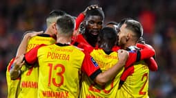 Lens-Troyes : Danso félicité par ses équipiers après son but