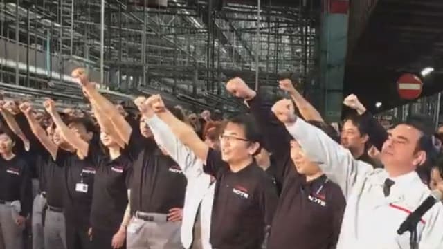 Carlos Ghosn lors du lancement de la production du nouveau Nissan Note dans une usine de la marque au Japon
