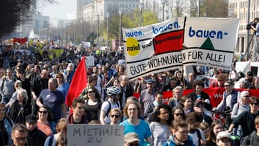 Des Allemands manifestant contre la cherté des loyers à Berlin.