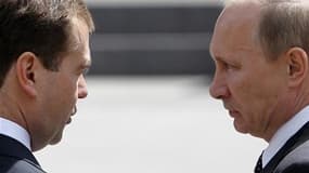Le président russe Dmitri Medvedev (à gauche) a déclaré samedi que le Premier ministre Vladimir Poutine devrait, selon lui, se présenter à l'élection présidentielle russe en 2012. /Photo prise le 22 juin 2011/REUTERS/Denis Sinyakov