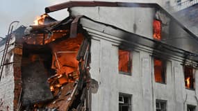 Cette photographie montre l'incendie d'une usine civile à la suite des puissantes attaques russes sur la ville ukrainienne de Kharkiv, le 7 juin 2025, à Kharkiv, la deuxième ville d'Ukraine.
