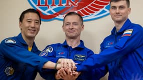 Les Russes Sergey Ryzhikov, Alexey Zubritskiy et l'astronaute américain de la NASA Jonathan Yong "Jonny" Kim le 7 avril 2025