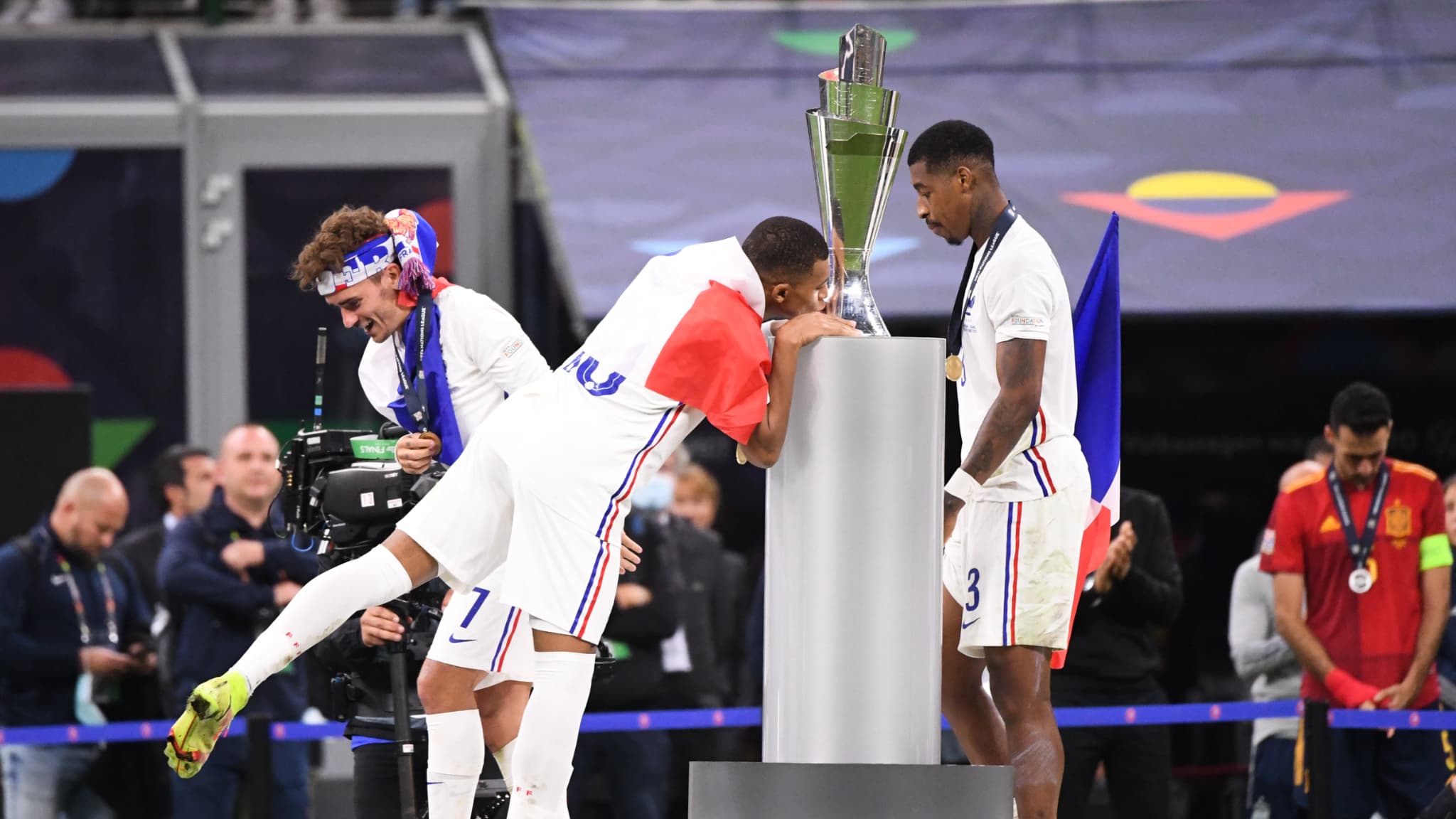 Kylian Mbappé embrasse le trophée de la Ligue des nations