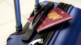 Une valise et un passeport dans un aéroport (photo d'illustration).