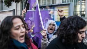 Une manifestation en mémoire des militantes kurdes assassinées à Paris en 2013 devant le Consulat français d'Istanbul en janvier 2016. 