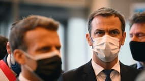 Emmanuel Macron et Olivier Véran dans un centre de vaccination à la Porte de Versailles, le 6 mai 2021