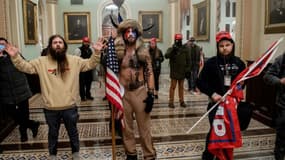 Le "chaman QAnon", Jacob Chansley, avec d'autres supporteurs de Donald Trump, le 
6 janvier 2021 à l'intérieur du Capitole de Washington