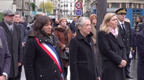 Attentats du 13-Novembre: une gerbe de fleurs déposée par Élisabeth Borne et Anne Hidalgo en hommage aux victimes du Petit Cambodge et du Carillon, à Paris