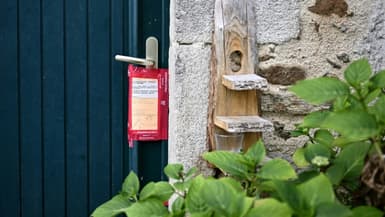 Scellés posés sur la porte d'entrée de la maison où habitait Karine Esquivillon et Michel Pialle à Maché, en Vendée, le 16 juin 2023