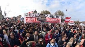 Plusieurs milliers de manifestants se sont rassemblés samedi à la mi-journée à Vienne pour protester contre le confinement et la vaccination obligatoire 
