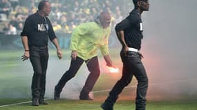 Quelques supporters du FC Nantes ont envoyé des fumigènes sur la pelouse de la Beaujoire contre Bordeaux.