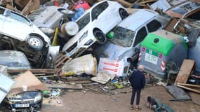 Des voitures emportées par les inondations à Sedavi, au sud de Valence, le 30 octobre 2024